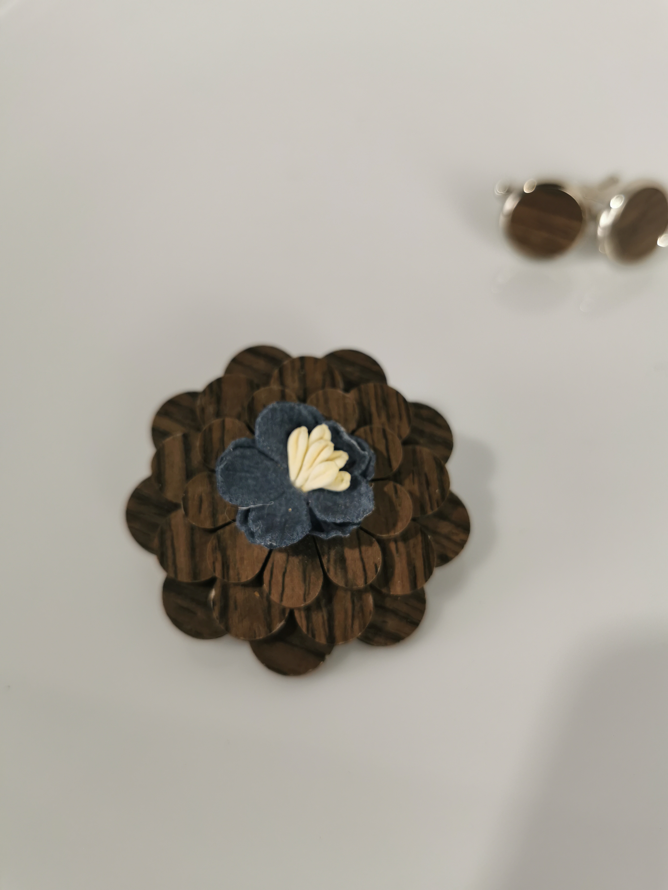 Broche-Pin's fleur en bois et boutons de manchettes  Bon état - Vue 4 - 